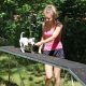 maitresse et chiot sur un petit pont école du chiot éducateur canin